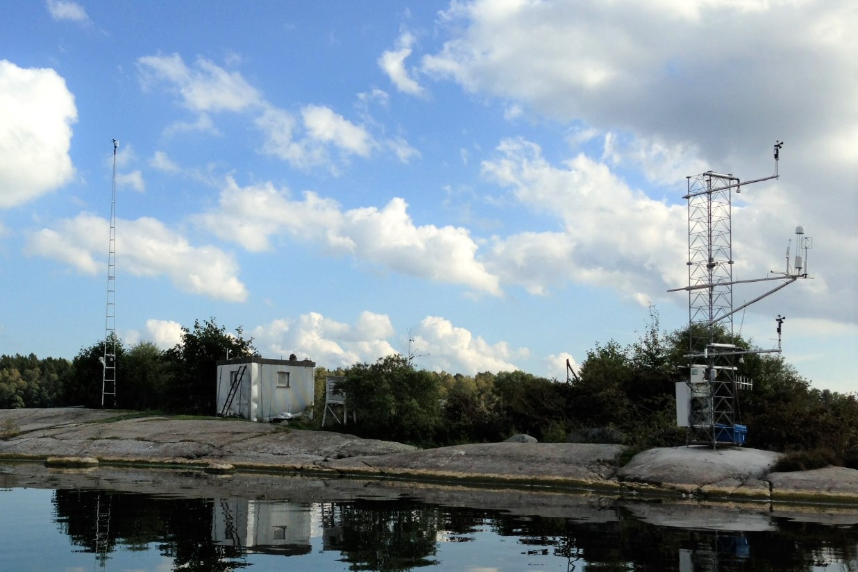 The eddy covariance tower (right) located on Malma Island in Lake Erken. Photo by Kurt Pettersson