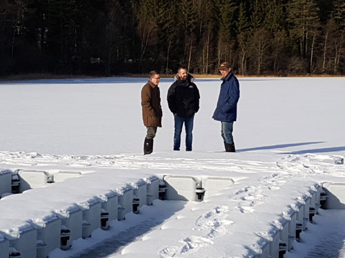 Pablo, Martin och Niels vid SITES AquaNet-plattformen i Feresjön, Asa. Foto av Ola Langvall.