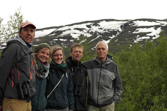 Projektledare Keith Larson med studenterna Hannah Rosenzweig och Lara Schmitt som jobbat med stigen, Anders Fries och Claes Fries. I bakgrunden fjället Nuolja. Foto: Ingrid Söderbergh