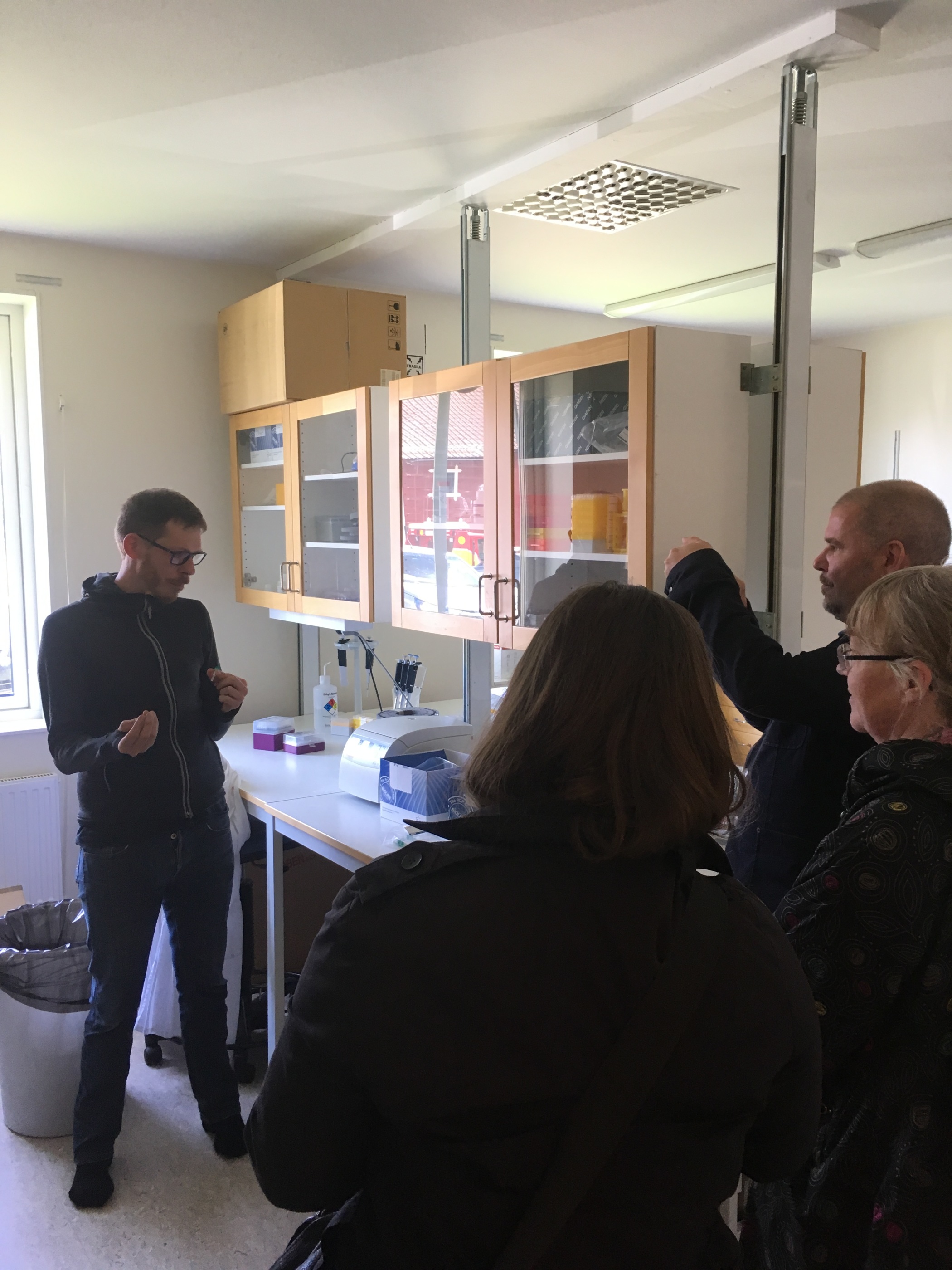 SITES` Styrgrupp får en kort introduktion till arbetet vid Grimsös DNA-laboratorium. Photo; Gunnar Jansson.