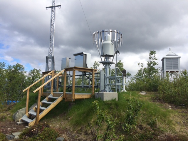 Ny SMHI synoptiskt väderstation vid Abisko naturvetenskapliga station med traditionell väderbur (sedan 1913) till höger i bakgrunden. Fotograf: Annika Kristofferson.