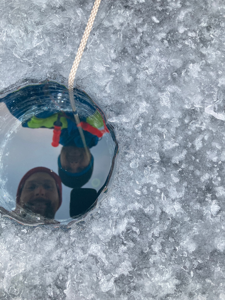 Submerged sampler at 4m depth with two fascinated research engineers observing from above. Photographer: Niklas Rakos.