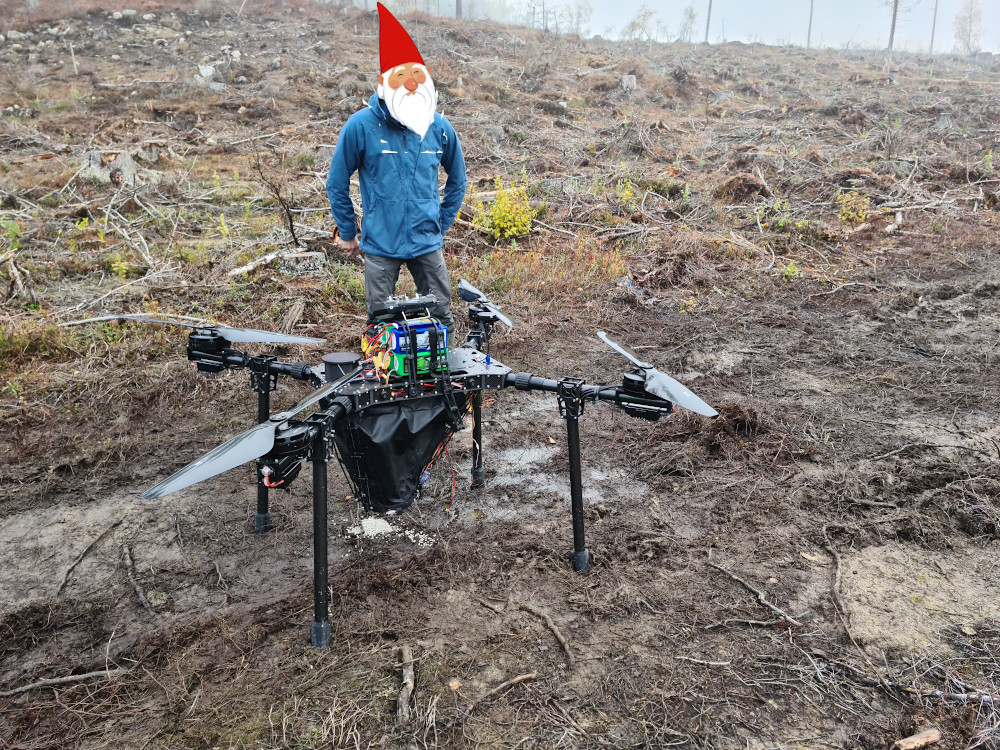 A model XL drone demonstrated its ability to fertilize GPS positioned plants during the “Future silviculture” excursion at Degerön (part of the Vindeln Experimental Forest at Svartberget). It got Santa Claus thinking, should he consider using a drone instead of Rudolph to lead his sleigh this year? Phto: Johan Westin.