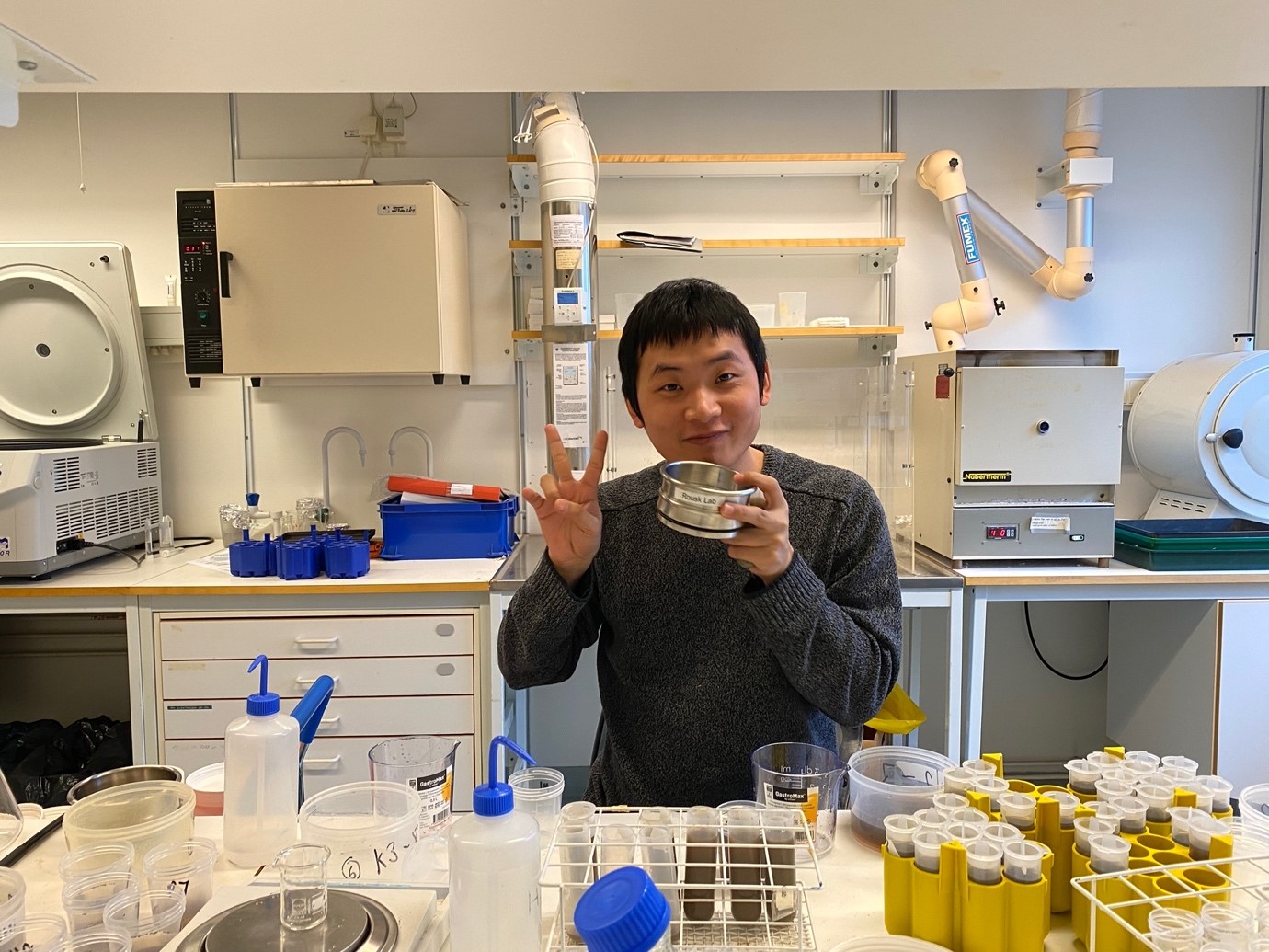 Guoxiang Niu from Lund University assessing the mineral associated organic matter fraction in the soil samples through the depth profile. Photo: Johannes Rousk.
