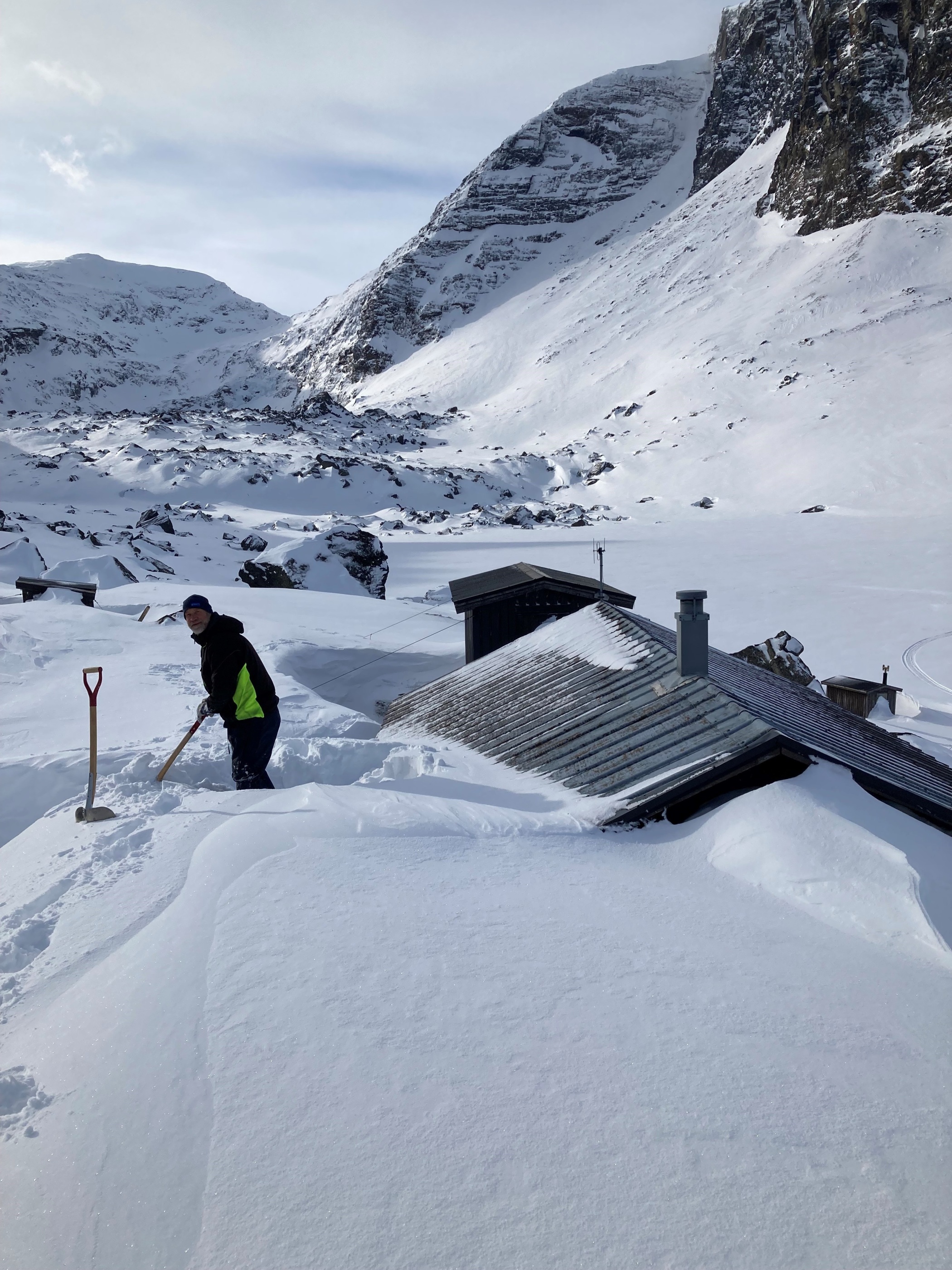 Svante Zachrisson is shovelling to get into Kärkevagge cabin (Photo: Thomas Westin)