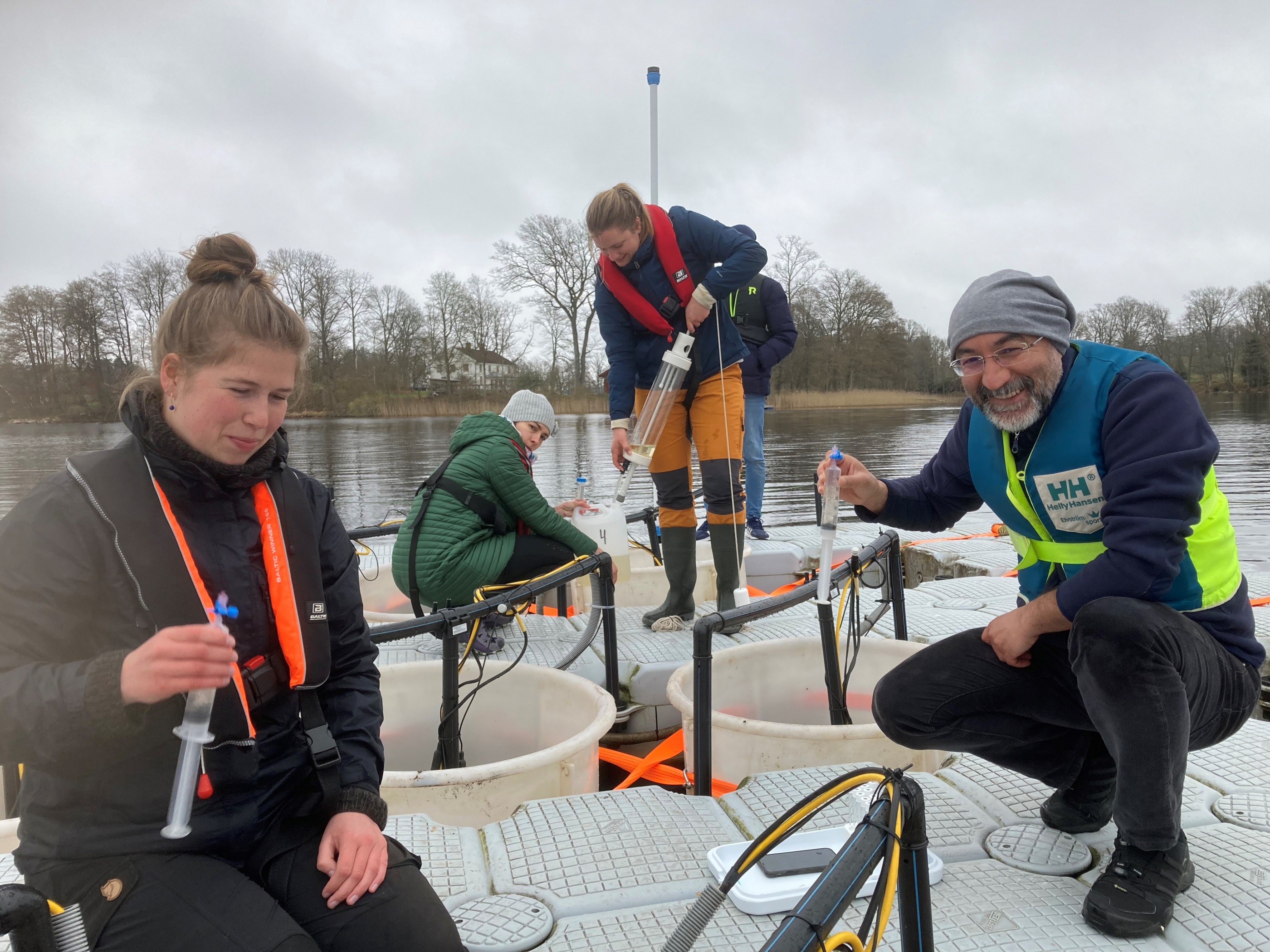 Nusret shows Franka GHG sampling (Photo: Juha Rankinen)