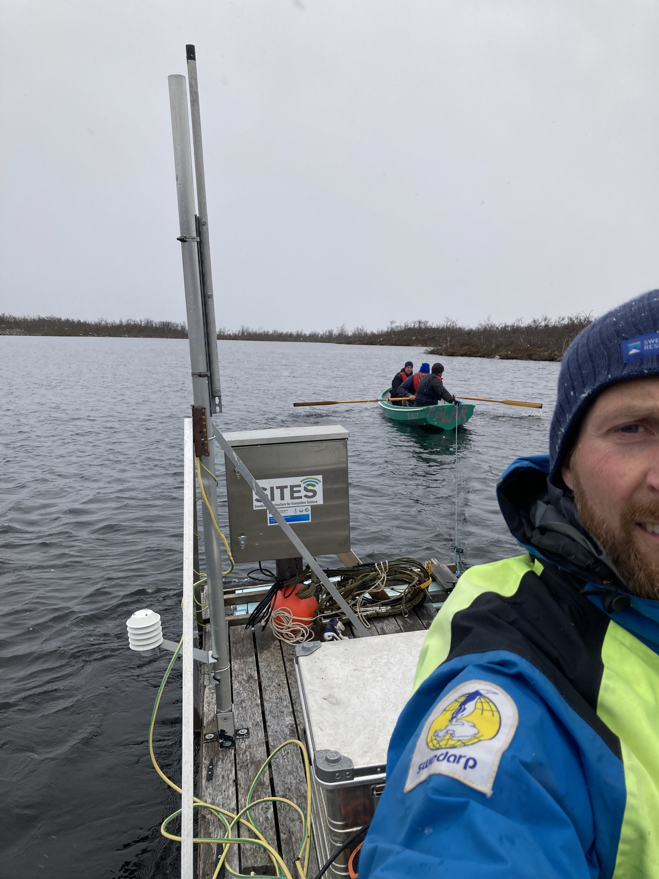 Niklas Rakos, research engineer at the Abisko Scientific Research Station, on the raft that has been towed out and installed on Lake Almbergasjön. (Photo: Niklas Rakos).