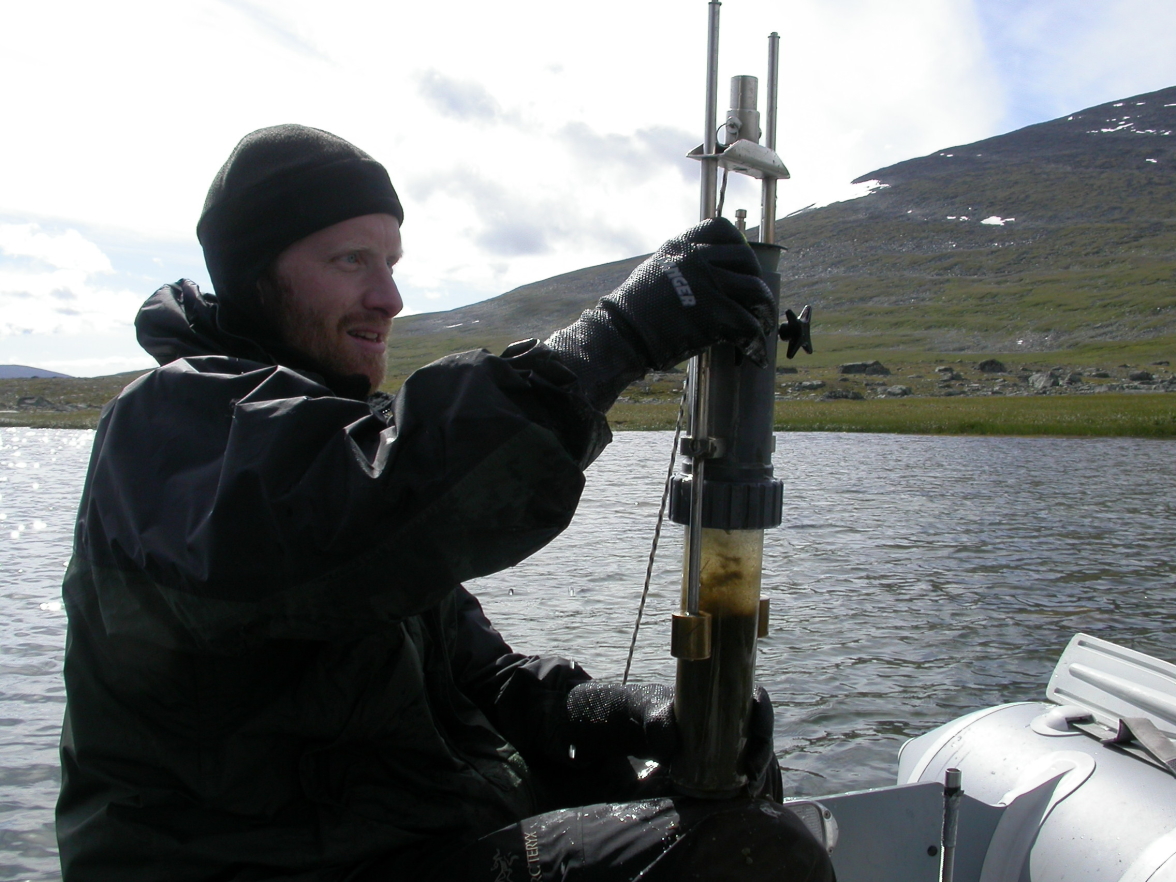 Sedimentprovtagning i Sorrajärvi. Foto av Alexander Eiler