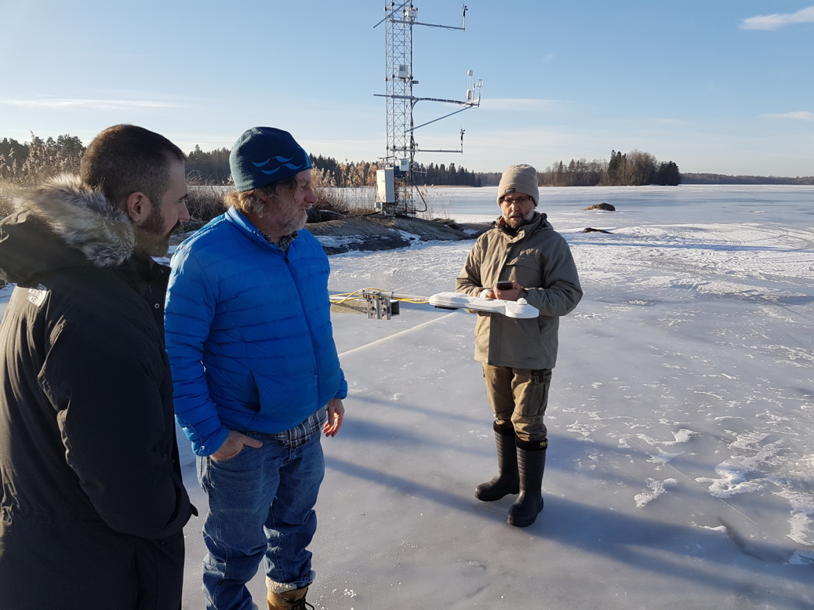 Don berättar om installationen av nettostrålningsgivaren över Erkens vattenyta för Pablo och William. Foto av Ola Langvall