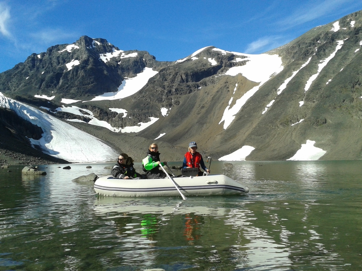Mätningar i SITES waters monitoringprogram på Tarfalasjön. Foto av Torbjörn Karlin