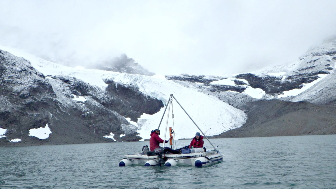 Forskare från Norge provtar sediment i Tafalasjön. Foto av Gunhild "Ninis" Rosqvist.