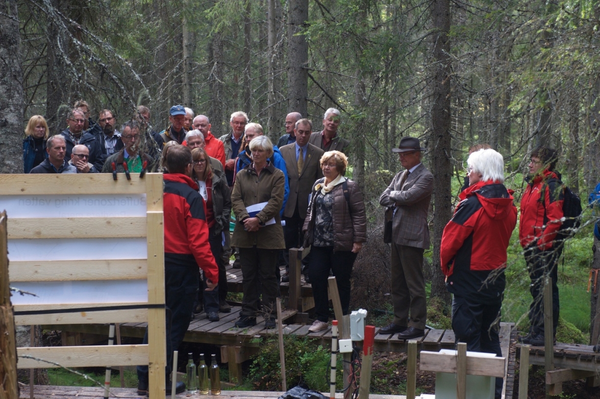 Forskarna Martyn Futter och Hjalmar Laudon berättar om forksningen inom Future Forests mark och vattentema. Foto av Lars Klingström