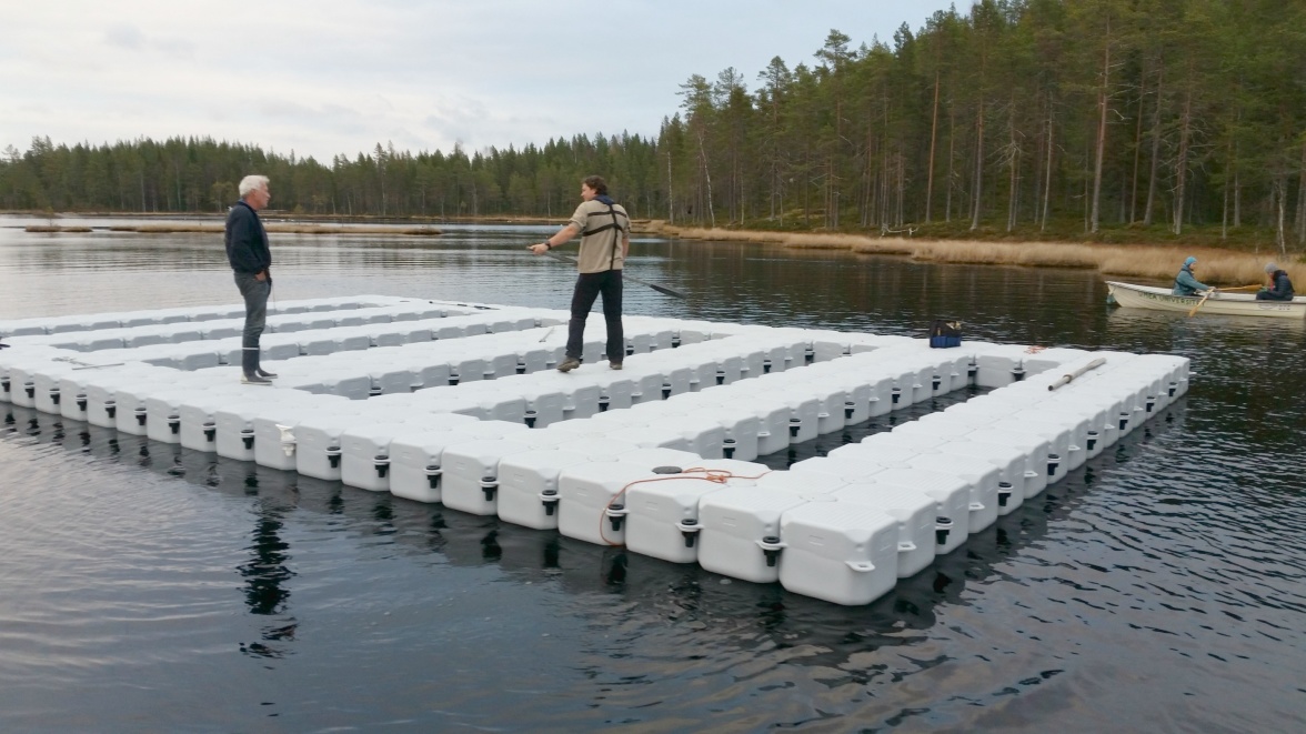 Peder paddlar ut SITES AquaNets plattform i Stortjärn. Foto Johannes Tiwari.