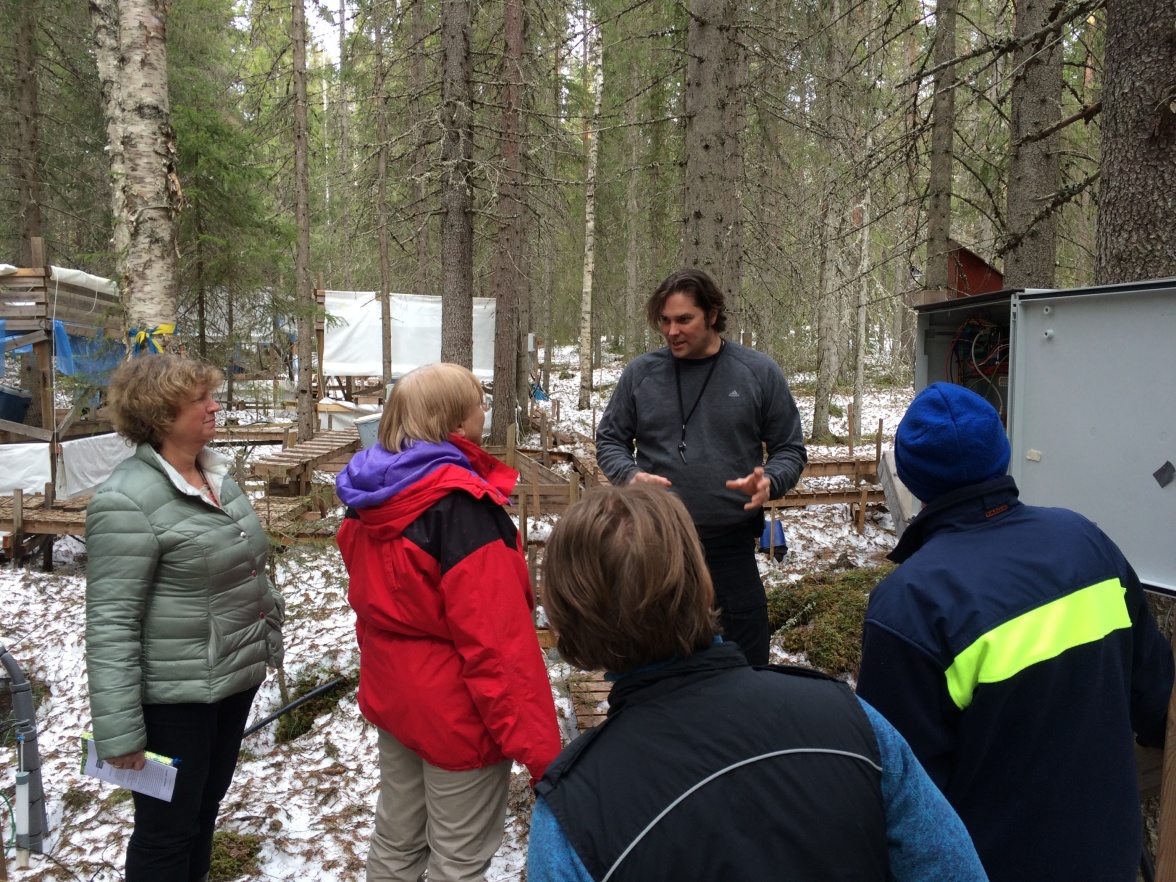 Beskrivning av loggerinstallationer i S-transekten under ett studiebesök från SITES Röbäcksdalen. Foto Ida Taberman.