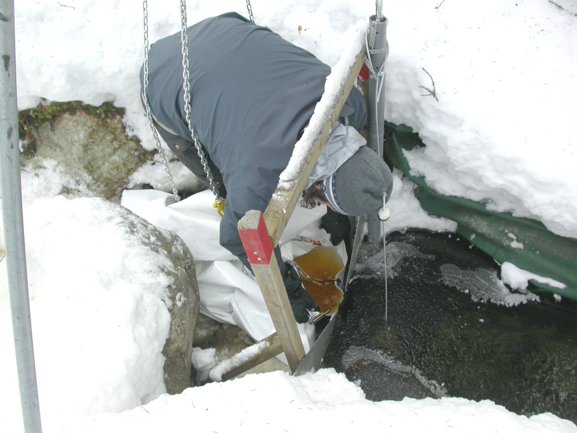 Flödesmätning i site 4 vintern 2008. Foto av Johannes Hedtjärn.
