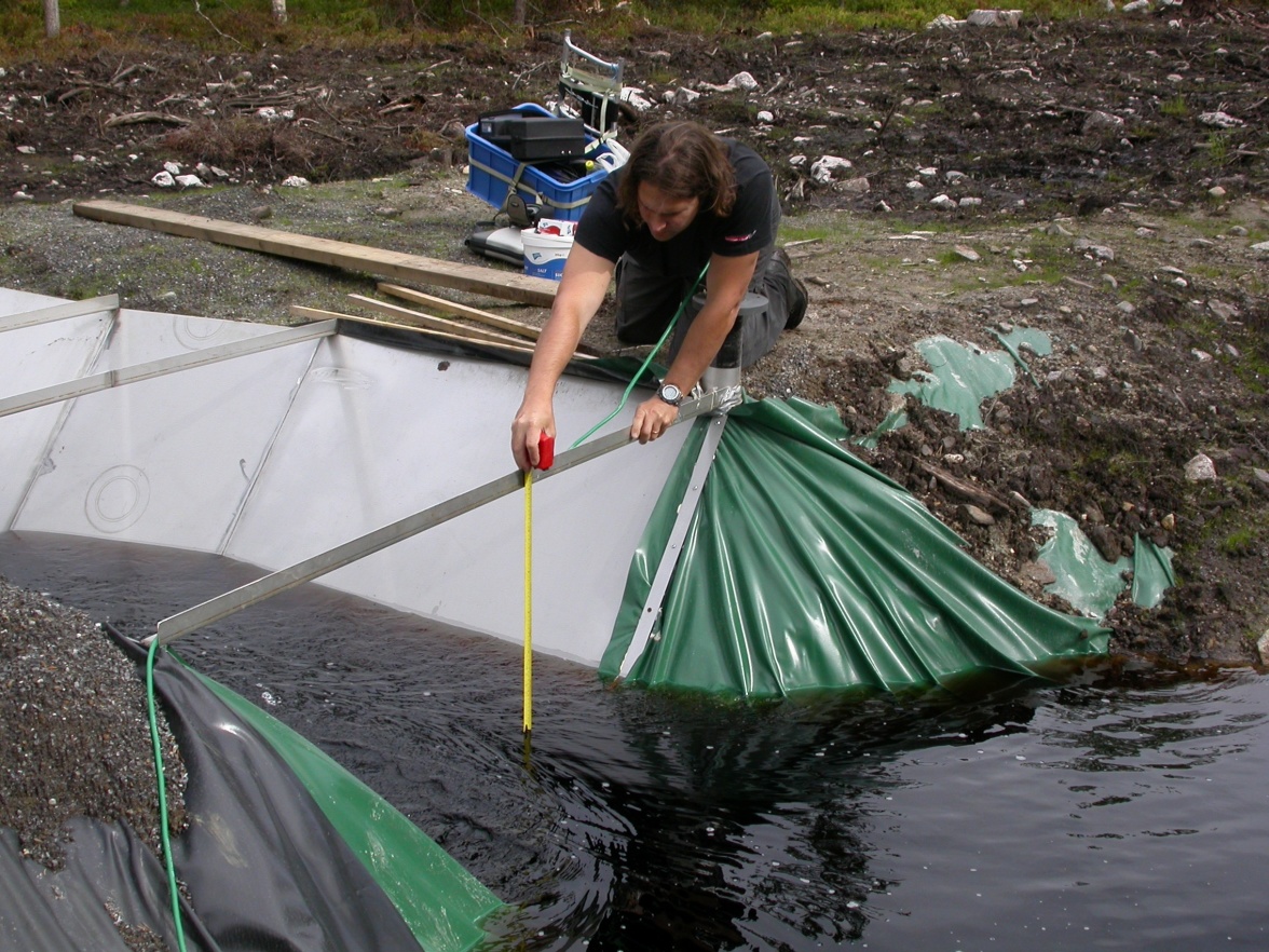 Första manuella mätningen i rännan på Degerö, sommaren 2008. Foto av Viktor Sjöblom.