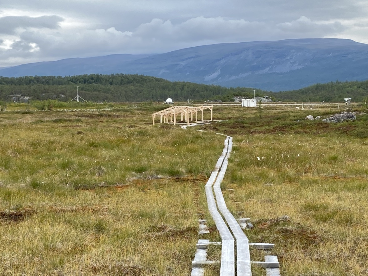 Stordalen and, in the centre of the photo, the installation for the drought experiment. Photo: Magnus Augner.