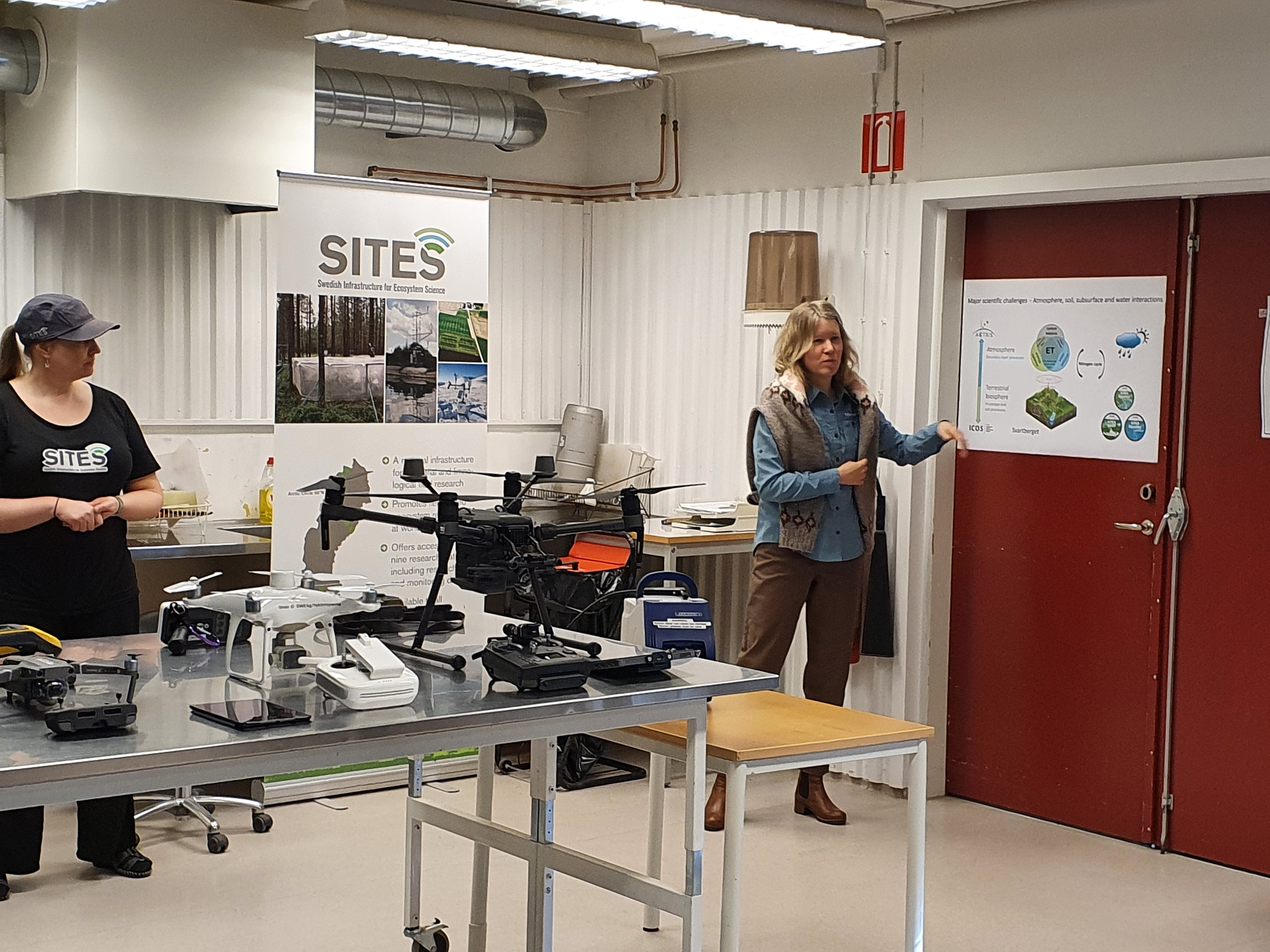 Johanna Wallsten and Charlotta Erefur present the SITES activities at Röbäcksdalen and Svartberget. Photo: Olof Bergvall.