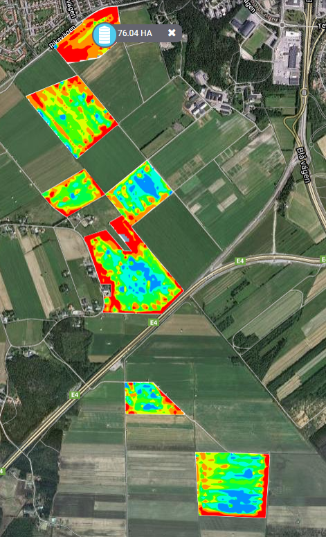 The grain harvester measures how the yield varies in the fields. Red is low, blue is high yield.