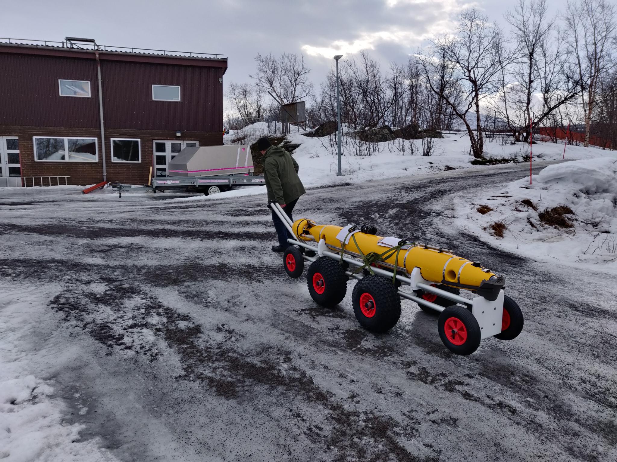 The AUV outside Abisko Scientific Research Station. Photo: DFKI-EurEx-Team